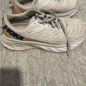 Hoka Arahi 4 Cream and Tan Sneakers